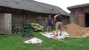 Жена помогает мужу, делает мужскую работу. Жизнь в деревне.