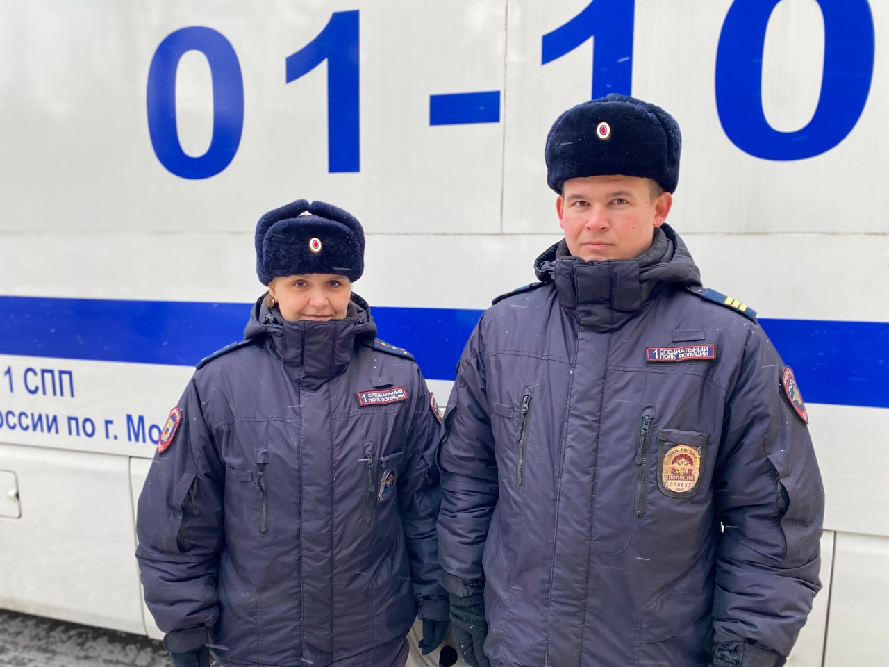 Сотрудники 1-го спецполка столичной полиции помогли девочке, которой стало плохо в метро