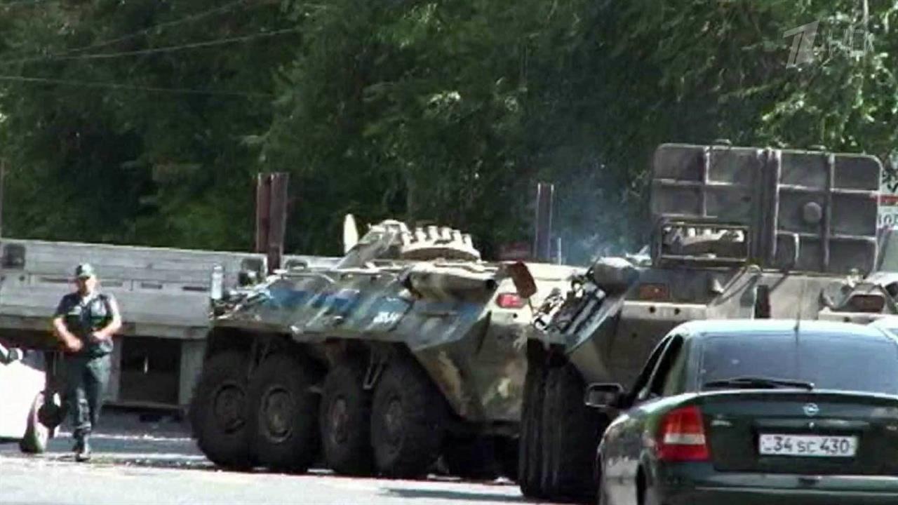В Ереване у захваченного здания полиции произошла перестрелка, три человека ранены