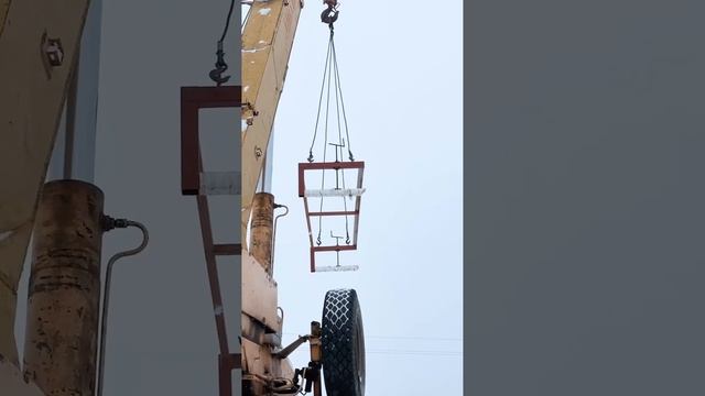 Процесс разгрузки сэндвич-панелей