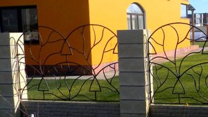 Заборные столбы из шлакоблока, решетки для забора
