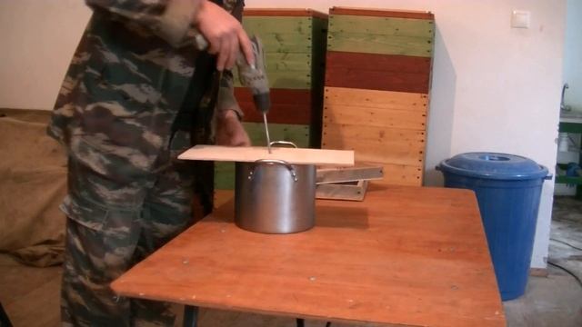 Извлечение перги из сотов.