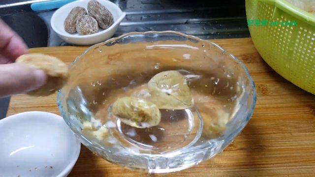 雪耳紅蘿蔔豬腱湯 Pork Shank Soup With White Fungus & Carrot **字幕CC Eng. Sub**