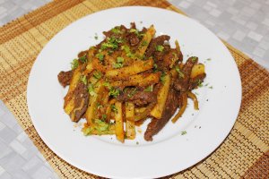 Оленина тушеная с солеными огурцами и картошкой