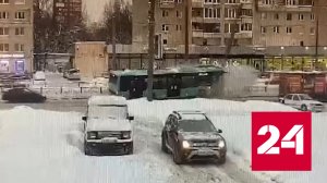 Момент удара маршрутного автобуса о столб в Петербурге сняла камера - Россия 24