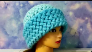 ШАПОЧКА ПЫШНЫМИ СТОЛБИКАМИ КРЮЧКОМ. Шапочка для начинающих. (720p).mp4