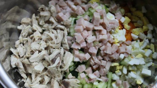 Окрошка на сметане с ветчиной и курицей