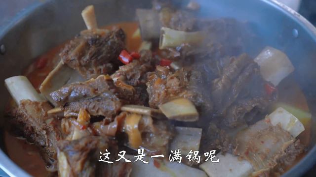 50斤牛排骨，二弟做“紅燒牛排骨”，軟爛脫骨，一整根抱著啃過癮｜Mukbang【鐵鍋視頻】
