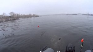 Один в лодке, в плохую погоду ловлю хариуса на Енисее часть 1
