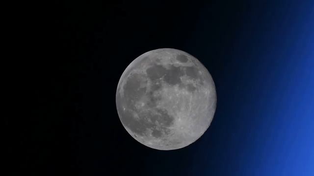 Луна заходит за горизонт (вид из космоса) смотреть онлайн