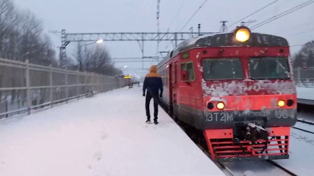 Электропоезд эт2м-064 Сообщением Шапки Санкт-Петербург отправляется с платформы Колпино смотреть онлайн