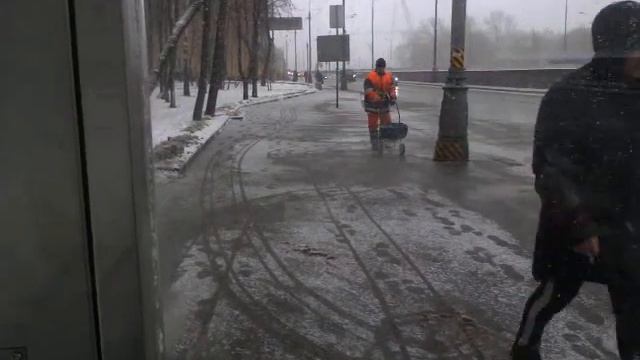 Агрегат для посыпания тротуара солью. смотреть онлайн