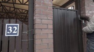 Навес из поликарбоната и калитка из профнастила, автоматические секционные ворота Doorhan (Дорхан).