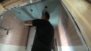 Потолок из гипсокартона в туалете