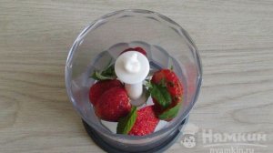 Клубничный коктейль с мороженым и шампанским