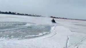 Снегоход едет по воде