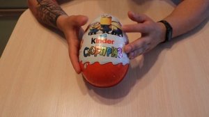 Открываю три Киндер Сюрприза, маленький, средний и большой