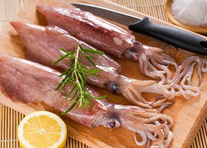 Как разморозить кальмары.