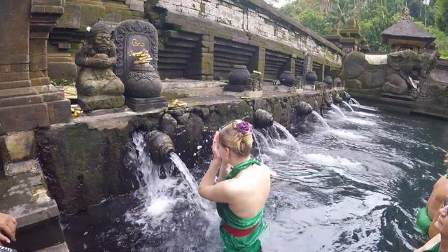 Храм Тирта Эмпул (tirta empul temple)Удивительное путешествие в Убуд, Бали, Индонезия. смотреть онлайн
