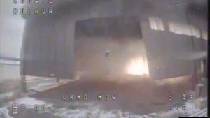 Видео от врага. Уничтожение с помощью FPV-дронов ВСУчек ангара с бронетехникой