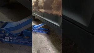 Поднимаем полмашины подкатным домкратом Стелс