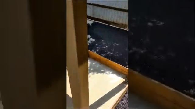 Процесс укладки резиновой крошки для детской площадки на даче