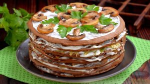 Частый гость на праздничном столе.
ПЕЧЁНОЧНЫЙ ТОРТ С ГРИБАМИ И СЫРОМ