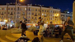 Уличные музыканты зажигают.