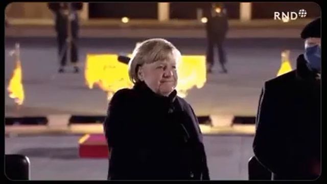 Меркель официально покинула пост канцлера Церемония проводов состоялась во дворе минобороны ФРГ смотреть онлайн