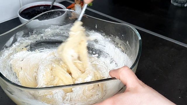 Песочный пирог с черной смородиной