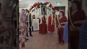 Встреча юбилярши под цветочными арками.