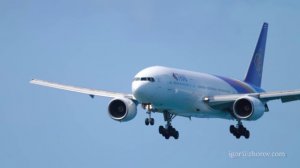 Боинг 777 Тайских авиалиний приземляется в аэропорту Пхукета.