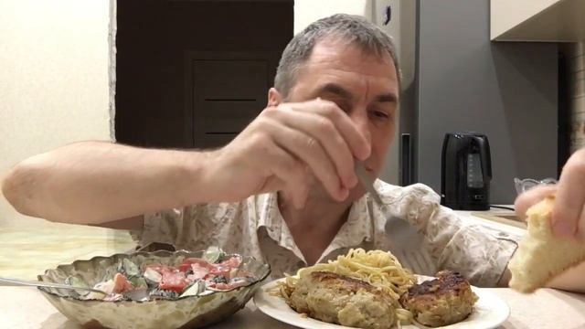 МУКБАНГ/ КОТЛЕТЫ СО СПАГЕТТИ смотреть онлайн