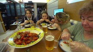 ТЕЩА ПРОБУЕТ ВКУСНЫХ РАКОВ  С ПИВОМ