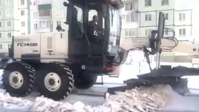На дороги Заозерного вышел грейдер.mp4 смотреть онлайн