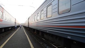 Прибытие ЭП1М-780 с поездом 118 Москва - Новокузнецк на станцию Красноуфимск