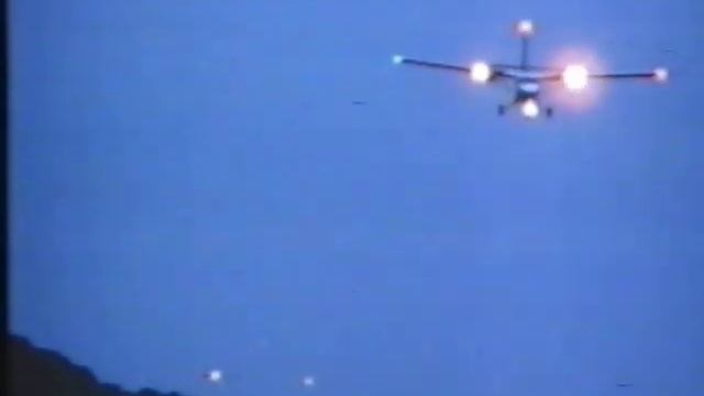 Widerøe Twin Otter landing at Værøy, Lofoten, Norway смотреть онлайн