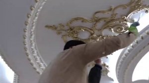 ?Классический потолок. Процесс золочение лепнины