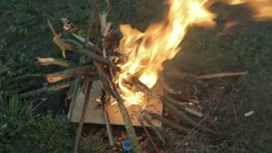 ЛАЙФХАК, КОТОРЫЙ НЕ ДАСТ ТЕБЕ ЗАМЕРЗНУТЬ! КАК БЫСТРО РАЗЖЕЧЬ МОКРЫЕ ДРОВА? | BULBASAURY | #3