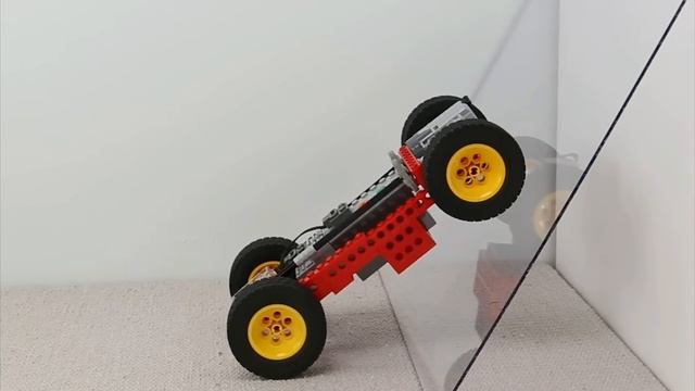 Заставляем машину Лего ВЗБИРАТЬСЯ ПО склонам смотреть онлайн