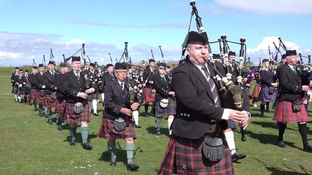 High Road to Gairloch Set by the massed Highland Pipe bands marching at Moray Links in Scotland 201 смотреть онлайн