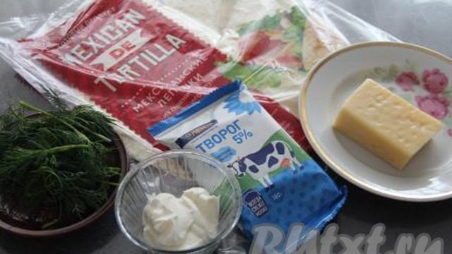 Тортилья с творогом и сыром на сковороде