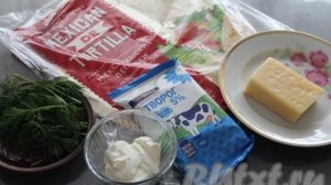 Тортилья с творогом и сыром на сковороде