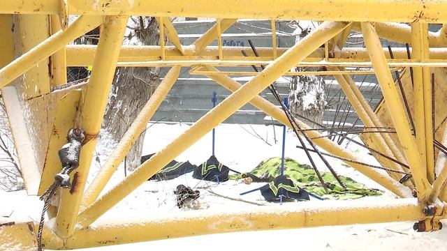 Кран упал на строительной площадке в Костанае смотреть онлайн
