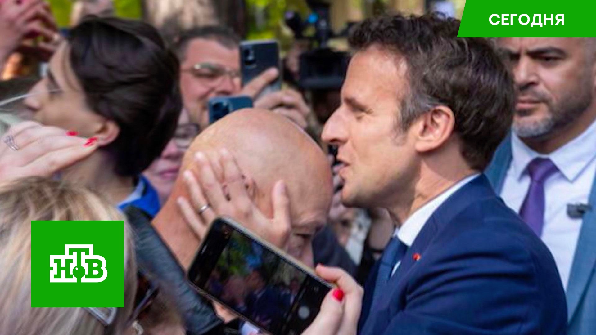 Победивший на выборах Макрон благодарил избирателей звонкими поцелуями