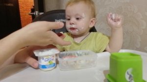 Как научить малыша кушать.Тима первый раз кушает самостоятельно.