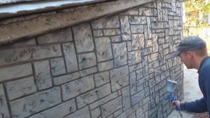 как покрасить декоративный камень на фундаменте дома мастер класс