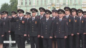 На Дворцовой площади состоялось торжественное вручение дипломов выпускникам Петербургского универси