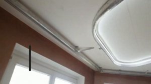 Двухуровневый натяжной потолок с подсветкой и эркерным окном