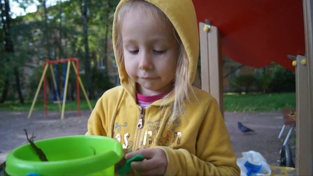 Как приготовить салат в песочнице на детской площадке из песка, листьев и палочек, игра в повара смотреть онлайн